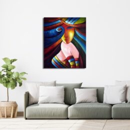 Tableau abstrait d'un visage aux cheveux étendus, accroché au-dessus d'un canapé vert avec des coussins blanc, beige, une plante verte dans un pot en terre cuite sur la gauche