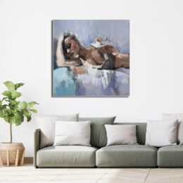 Tableau d'une femme allongée, la tête dans son bras droit appuyé sur son front, au-dessus d'un canapé vert avec des coussins blanc, beige et une plante dans un pot en terre à gauche