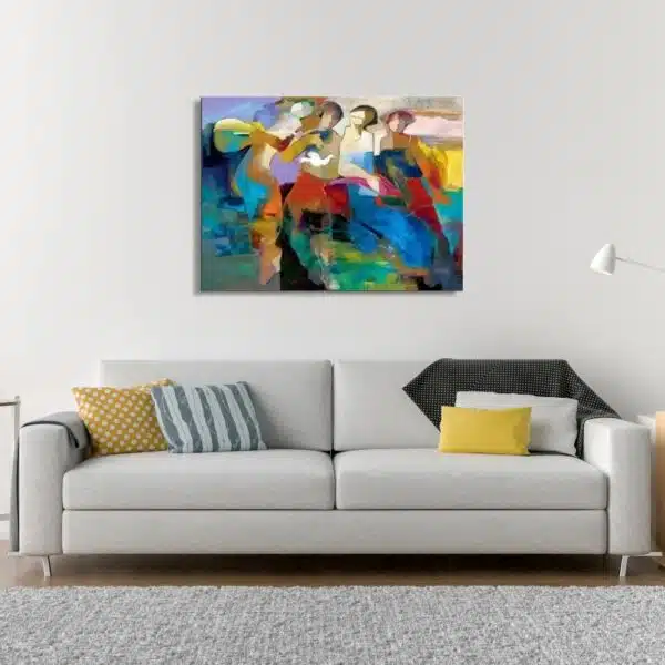 Tableau abstrait de musiciens, accroché au-dessus d'un canapé gris avec des coussins multicolore