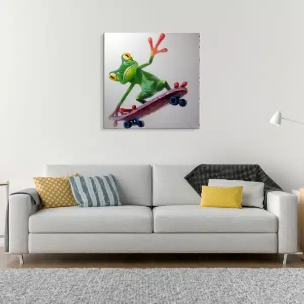 Tableau grenouille en skate board, accrcohé au-dessus d'un canapé gris avec des coussins multicolore