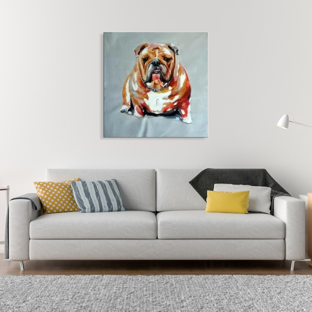 Peinture pop art bulldog Tableau d'un bouledogue marron avec une tâche blanche sur fond gris, accroché au-dessus d'un canapé gris avec plusieurs coussins de toutes les couleurs